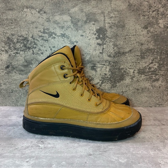 Nike ACG Boots Womens sz 8 (6.5Y) - tan/black - Picture 1 of 6